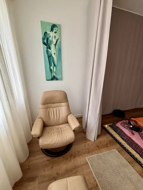 Lesesessel mit Kunstwerk